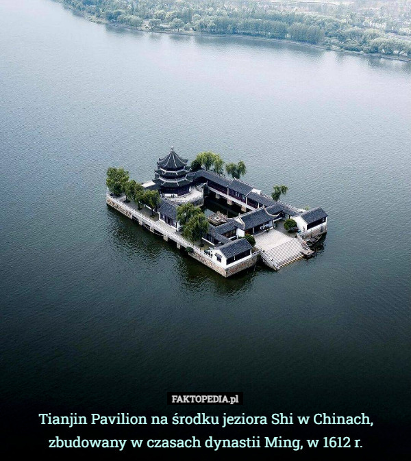 Tianjin Pavilion na środku jeziora Shi w Chinach, zbudowany w czasach dynastii Ming, w 1612 r. 