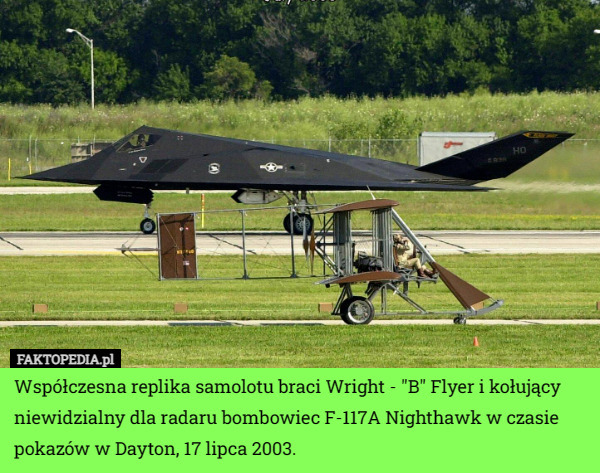 Współczesna replika samolotu braci Wright - "B" Flyer i kołujący niewidzialny dla radaru bombowiec F-117A Nighthawk w czasie pokazów w Dayton, 17 lipca 2003. 