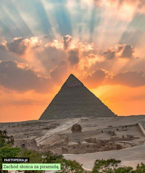 Zachód słońca za piramidą. 