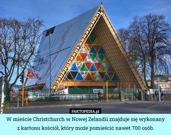 W mieście Christchurch w Nowej Zelandii znajduje się wykonany
 z kartonu kościół, który może pomieścić nawet 700 osób. 