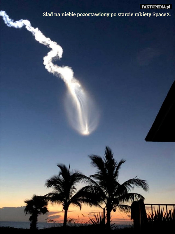 Ślad na niebie pozostawiony po starcie rakiety SpaceX. 