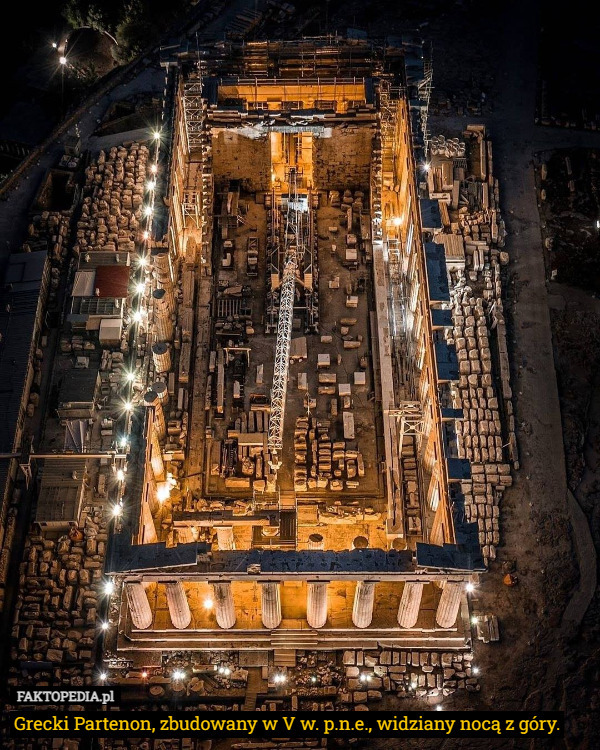 Grecki Partenon, zbudowany w V w. p.n.e., widziany nocą z góry. 