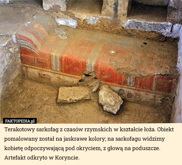 Terakotowy sarkofag z czasów rzymskich w kształcie łoża. Obiekt pomalowany został na jaskrawe kolory; na sarkofagu widzimy kobietę odpoczywającą pod okryciem, z głową na poduszcze. Artefakt odkryto w Koryncie. 
