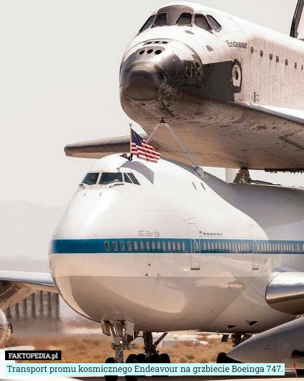 Transport promu kosmicznego Endeavour na grzbiecie Boeinga 747. 