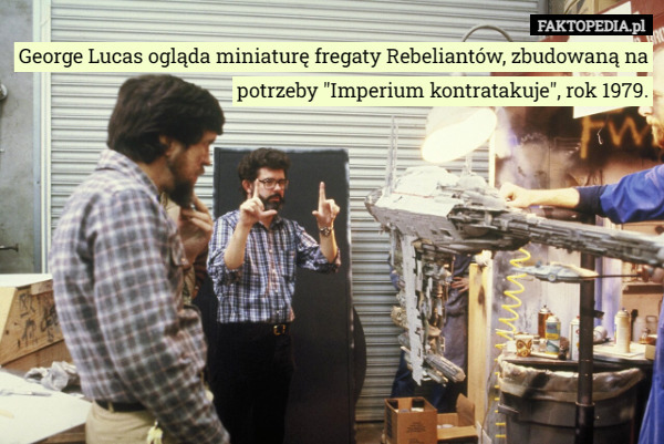 George Lucas ogląda miniaturę fregaty Rebeliantów, zbudowaną na potrzeby "Imperium kontratakuje", rok 1979. 