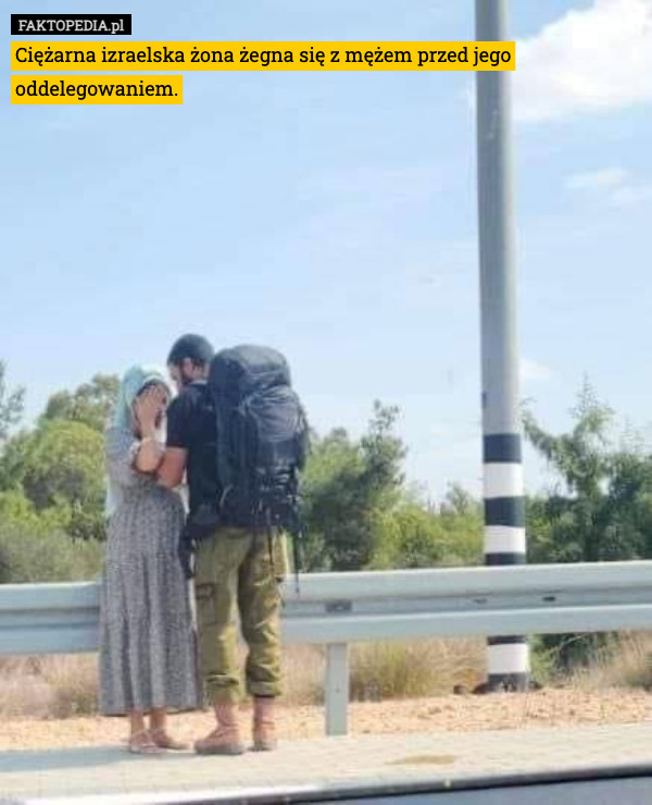 Ciężarna izraelska żona żegna się z mężem przed jego oddelegowaniem. 