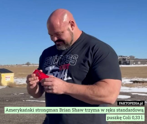 Amerykański strongman Brian Shaw trzyma w ręku standardową puszkę Coli 0,33 l. 