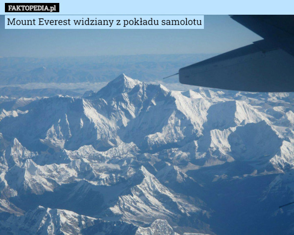 Mount Everest widziany z pokładu samolotu 