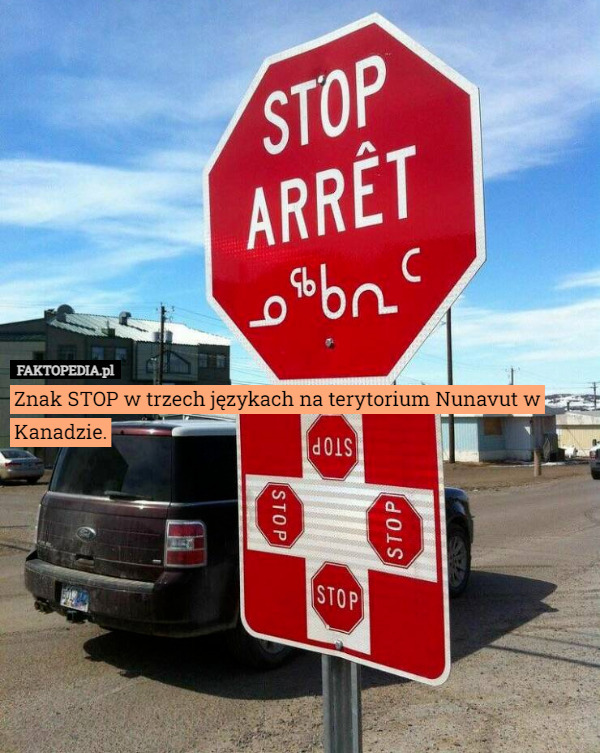 Znak STOP w trzech językach na terytorium Nunavut w Kanadzie. 