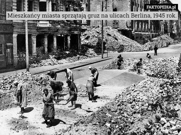 Mieszkańcy miasta sprzątają gruz na ulicach Berlina, 1945 rok. 