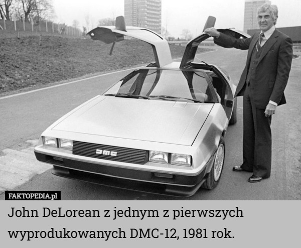 John DeLorean z jednym z pierwszych wyprodukowanych DMC-12, 1981 rok. 