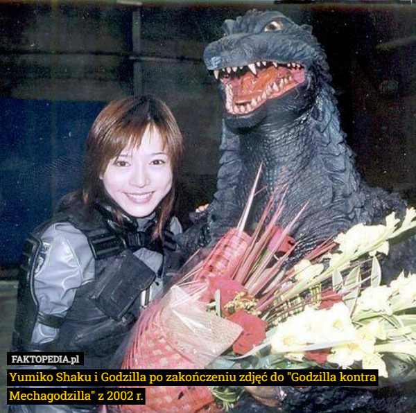 Yumiko Shaku i Godzilla po zakończeniu zdjęć do "Godzilla kontra Mechagodzilla" z 2002 r. 