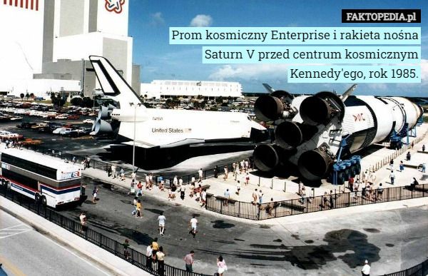 Prom kosmiczny Enterprise i rakieta nośna Saturn V przed centrum kosmicznym Kennedy'ego, rok 1985. 