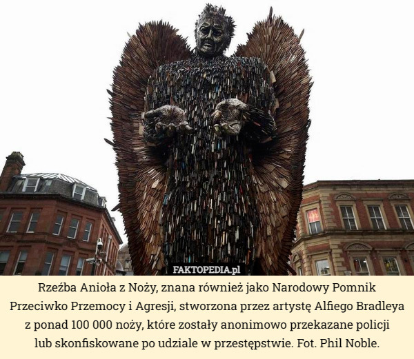 Rzeźba Anioła z Noży, znana również jako Narodowy Pomnik Przeciwko Przemocy i Agresji, stworzona przez artystę Alfiego Bradleya z ponad 100 000 noży, które zostały anonimowo przekazane policji
 lub skonfiskowane po udziale w przestępstwie. Fot. Phil Noble. 