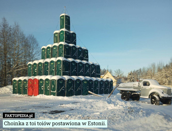 Choinka z toi toiów postawiona w Estonii. 