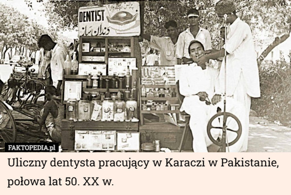 Uliczny dentysta pracujący w Karaczi w Pakistanie, połowa lat 50. XX w. 