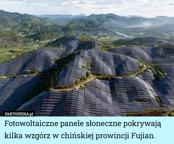 Fotowoltaiczne panele słoneczne pokrywają kilka wzgórz w chińskiej prowincji Fujian. 