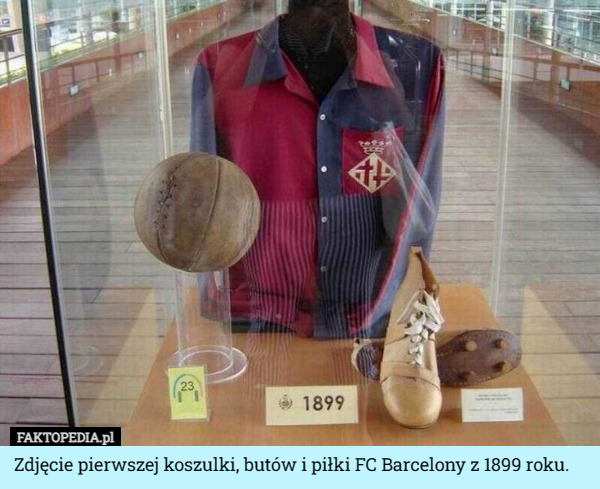 Zdjęcie pierwszej koszulki, butów i piłki FC Barcelony z 1899 roku. 