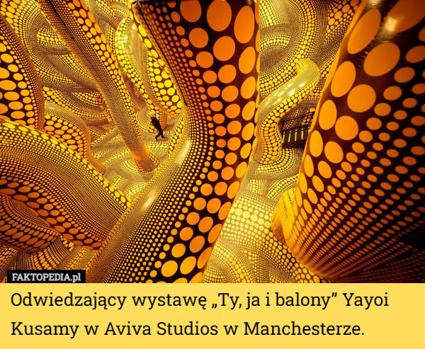 Odwiedzający wystawę „Ty, ja i balony” Yayoi Kusamy w Aviva Studios w Manchesterze. 