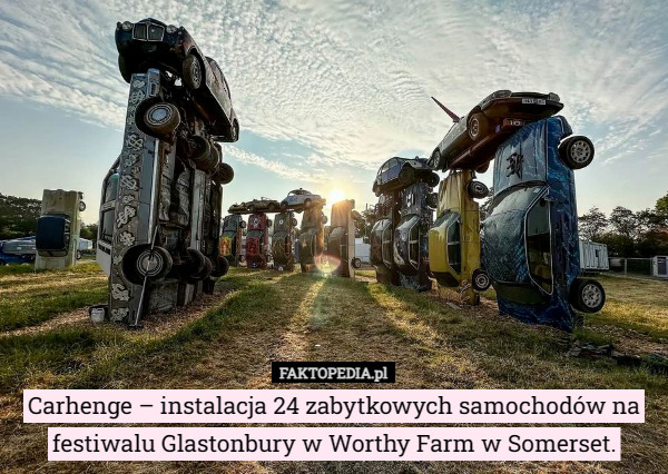 Carhenge – instalacja 24 zabytkowych samochodów na festiwalu Glastonbury w Worthy Farm w Somerset. 