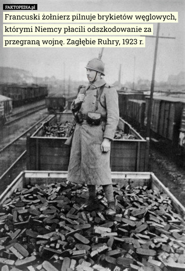Francuski żołnierz pilnuje brykietów węglowych, którymi Niemcy płacili odszkodowanie za przegraną wojnę. Zagłębie Ruhry, 1923 r. 