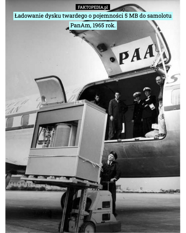 Ładowanie dysku twardego o pojemności 5 MB do samolotu PanAm, 1965 rok. 