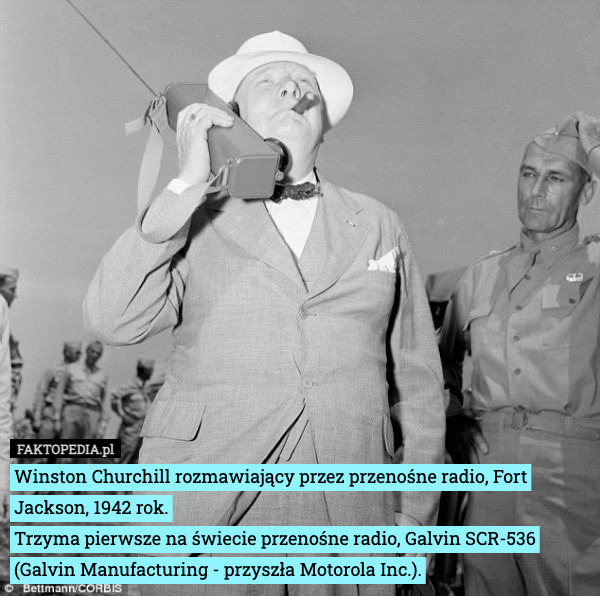 Winston Churchill rozmawiający przez przenośne radio, Fort Jackson, 1942 rok.
Trzyma pierwsze na świecie przenośne radio, Galvin SCR-536 (Galvin Manufacturing - przyszła Motorola Inc.). 