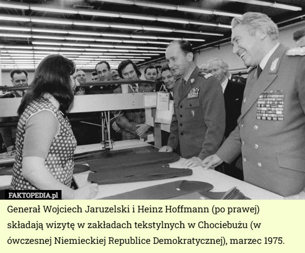 Generał Wojciech Jaruzelski i Heinz Hoffmann (po prawej) składają wizytę w zakładach tekstylnych w Chociebużu (w ówczesnej Niemieckiej Republice Demokratycznej), marzec 1975. 