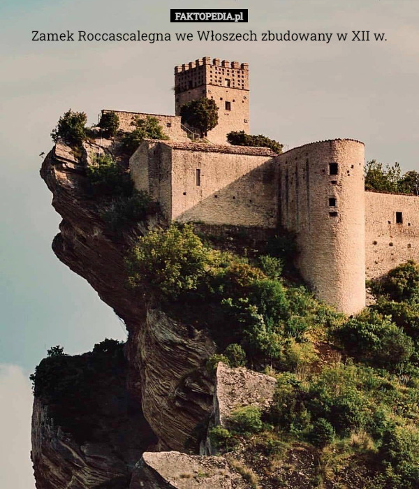 Zamek Roccascalegna we Włoszech zbudowany w XII w. 
