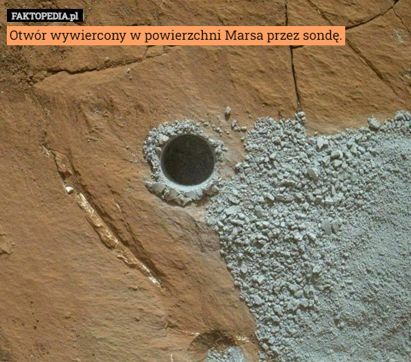 Otwór wywiercony w powierzchni Marsa przez sondę. 