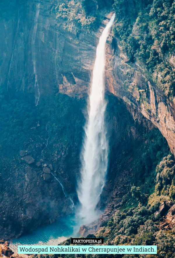 Wodospad Nohkalikai w Cherrapunjee w Indiach. 