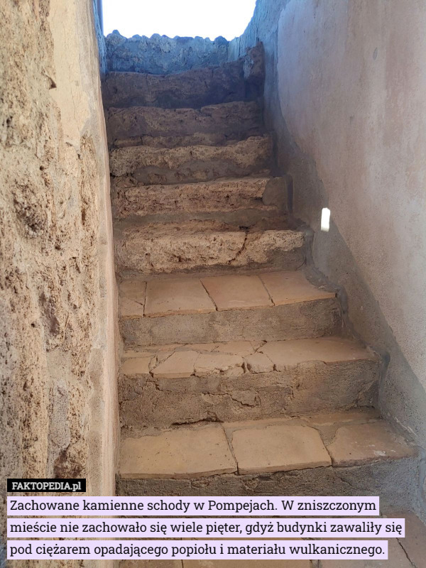 Zachowane kamienne schody w Pompejach. W zniszczonym mieście nie zachowało się wiele pięter, gdyż budynki zawaliły się pod ciężarem opadającego popiołu i materiału wulkanicznego. 
