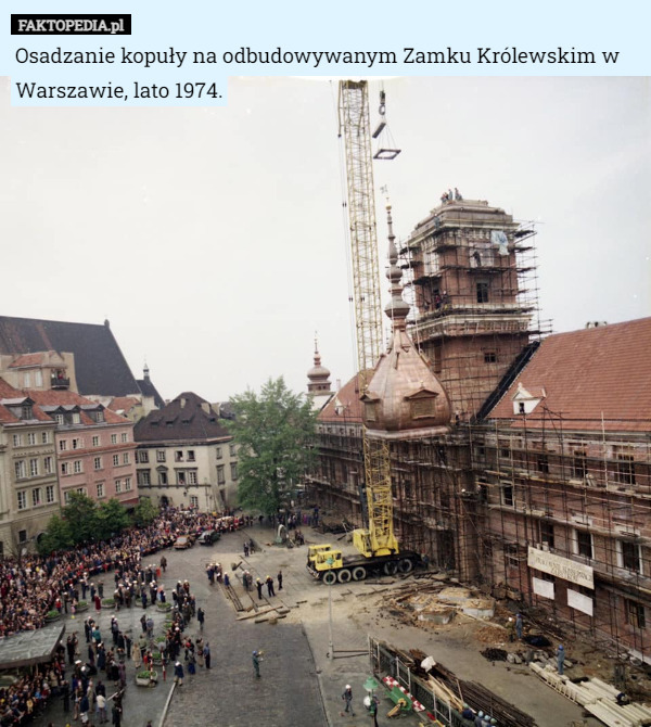 Osadzanie kopuły na odbudowywanym Zamku Królewskim w Warszawie, lato 1974. 