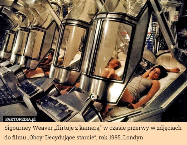Sigourney Weaver „flirtuje z kamerą” w czasie przerwy w zdjęciach do filmu „Obcy: Decydujące starcie”, rok 1985, Londyn. 