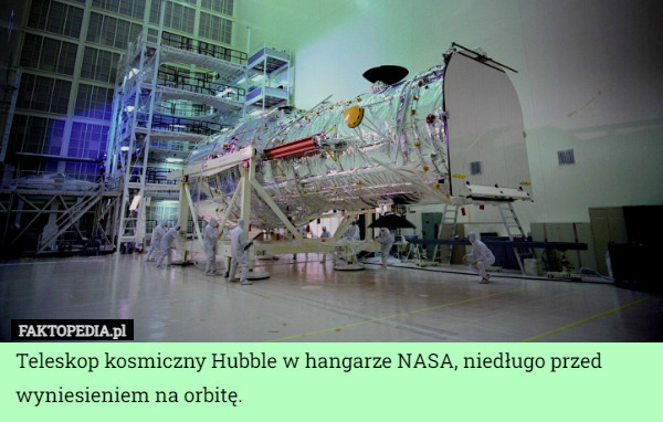 Teleskop kosmiczny Hubble w hangarze NASA, niedługo przed wyniesieniem na orbitę. 