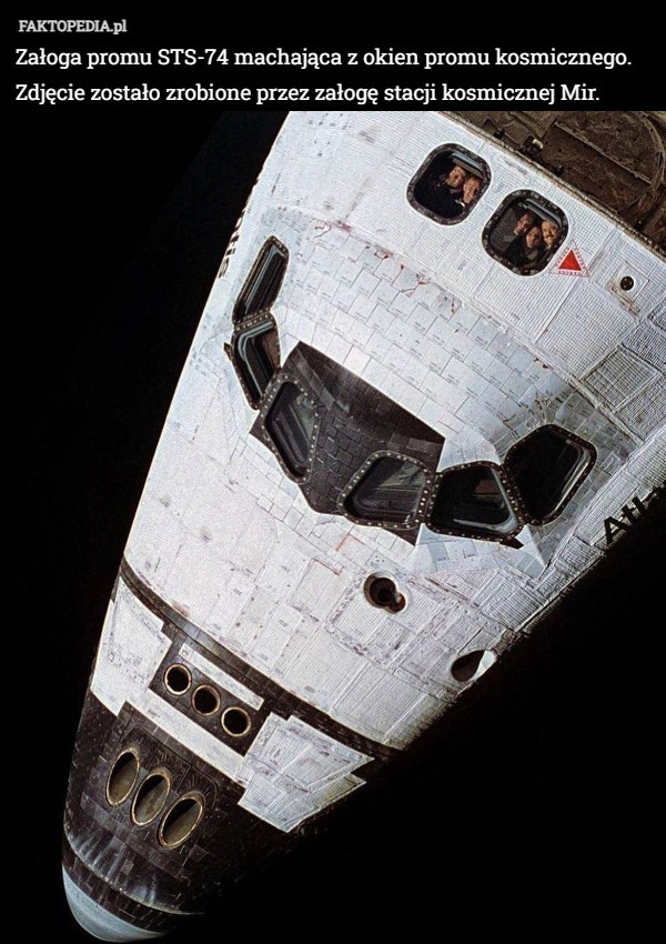 Załoga promu STS-74 machająca z okien promu kosmicznego. Zdjęcie zostało zrobione przez załogę stacji kosmicznej Mir. 