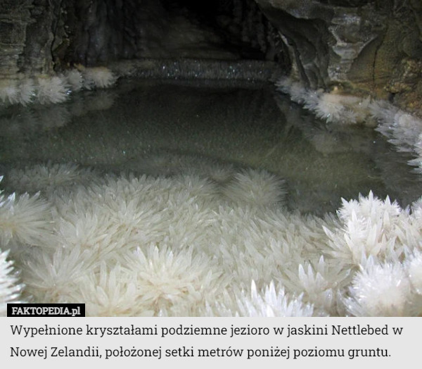 Wypełnione kryształami podziemne jezioro w jaskini Nettlebed w Nowej Zelandii, położonej setki metrów poniżej poziomu gruntu. 