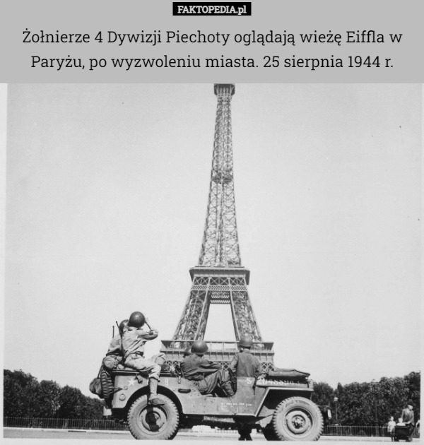 Żołnierze 4 Dywizji Piechoty oglądają wieżę Eiffla w Paryżu, po wyzwoleniu miasta. 25 sierpnia 1944 r. 