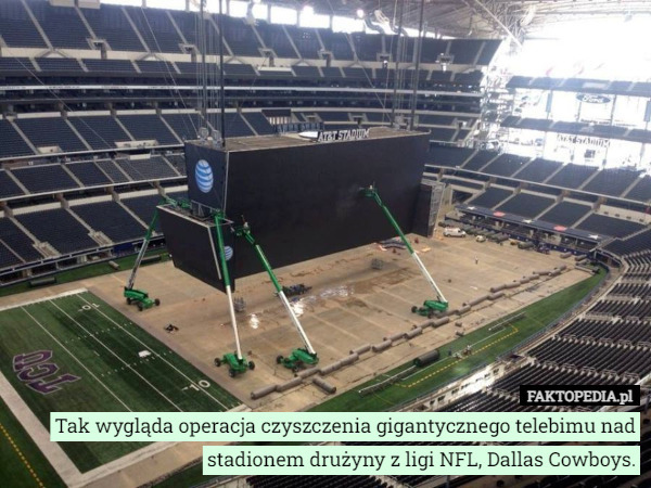 Tak wygląda operacja czyszczenia gigantycznego telebimu nad stadionem drużyny z ligi NFL, Dallas Cowboys. 