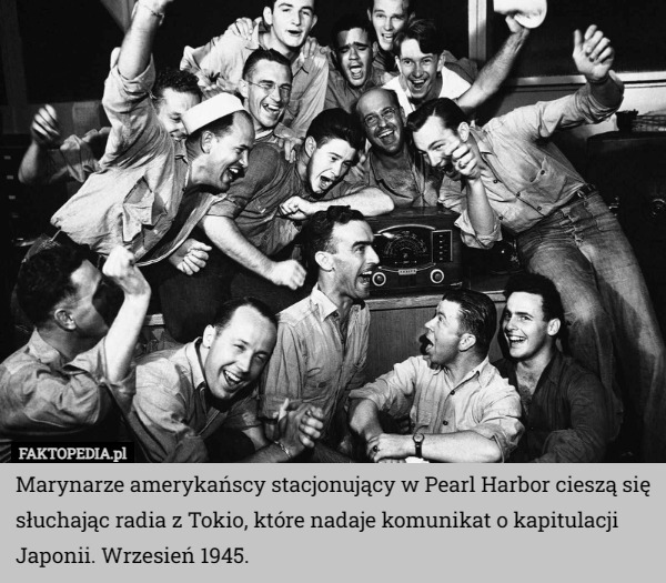 Marynarze amerykańscy stacjonujący w Pearl Harbor cieszą się słuchając radia z Tokio, które nadaje komunikat o kapitulacji Japonii. Wrzesień 1945. 