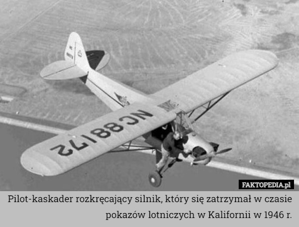 Pilot-kaskader rozkręcający silnik, który się zatrzymał w czasie pokazów lotniczych w Kalifornii w 1946 r. 