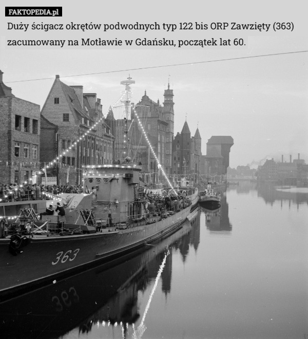 Duży ścigacz okrętów podwodnych typ 122 bis ORP Zawzięty (363) zacumowany na Motławie w Gdańsku, początek lat 60. 