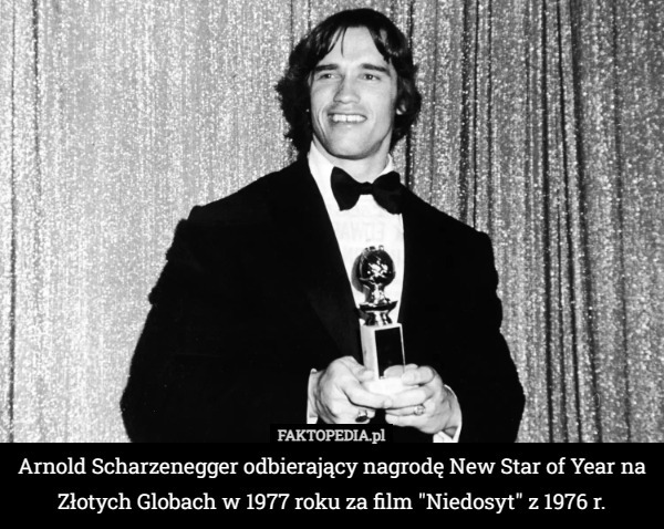 Arnold Scharzenegger odbierający nagrodę New Star of Year na Złotych Globach w 1977 roku za film "Niedosyt" z 1976 r. 