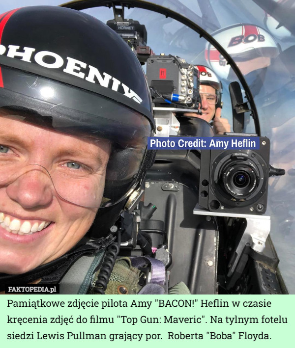 Pamiątkowe zdjęcie pilota Amy "BACON!" Heflin w czasie kręcenia zdjęć do filmu "Top Gun: Maveric". Na tylnym fotelu siedzi Lewis Pullman grający por.  Roberta "Boba" Floyda. 