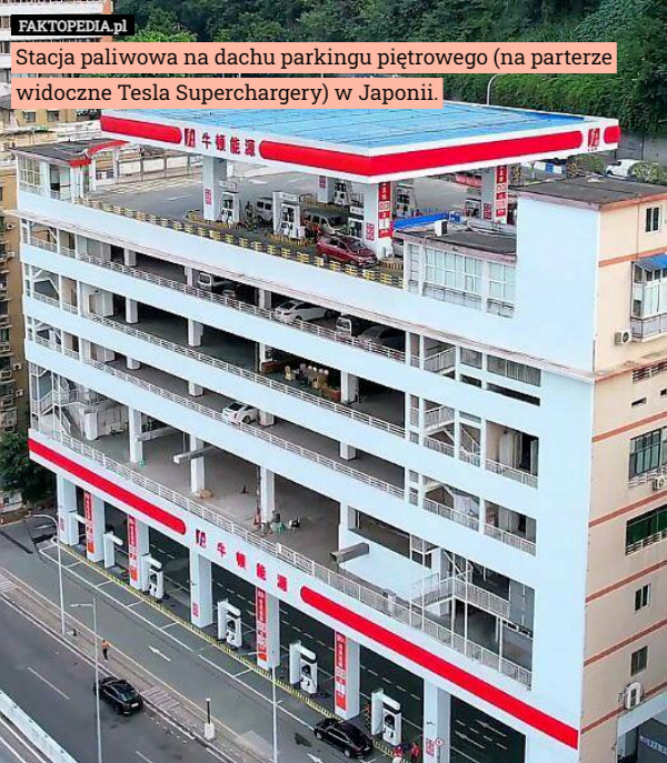 Stacja paliwowa na dachu parkingu piętrowego (na parterze widoczne Tesla Superchargery) w Japonii. 