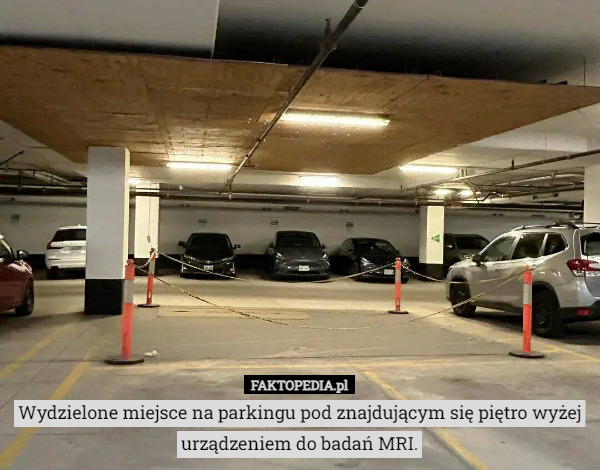 Wydzielone miejsce na parkingu pod znajdującym się piętro wyżej urządzeniem do badań MRI. 