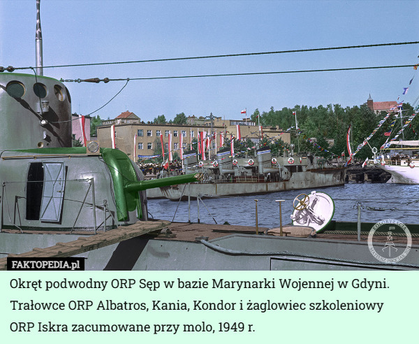 Okręt podwodny ORP Sęp w bazie Marynarki Wojennej w Gdyni. Trałowce ORP Albatros, Kania, Kondor i żaglowiec szkoleniowy ORP Iskra zacumowane przy molo, 1949 r. 