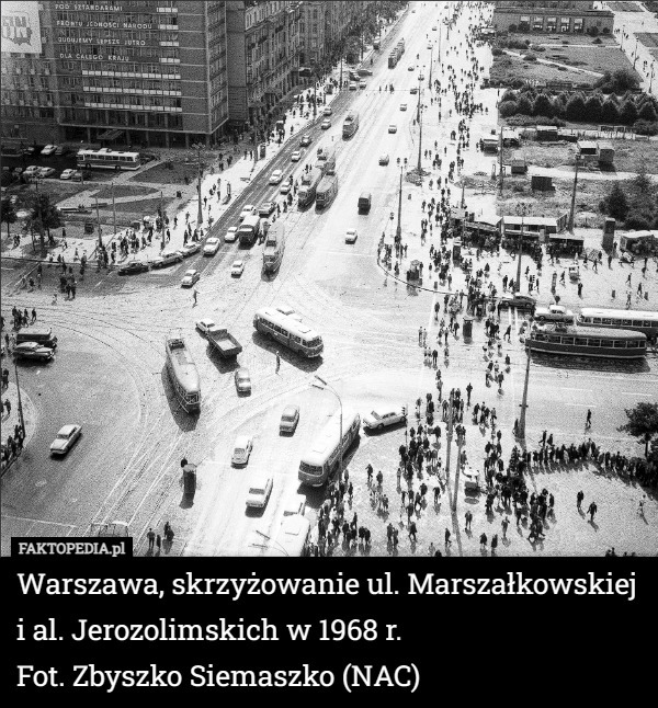 Warszawa, skrzyżowanie ul. Marszałkowskiej i al. Jerozolimskich w 1968 r.
Fot. Zbyszko Siemaszko (NAC) 