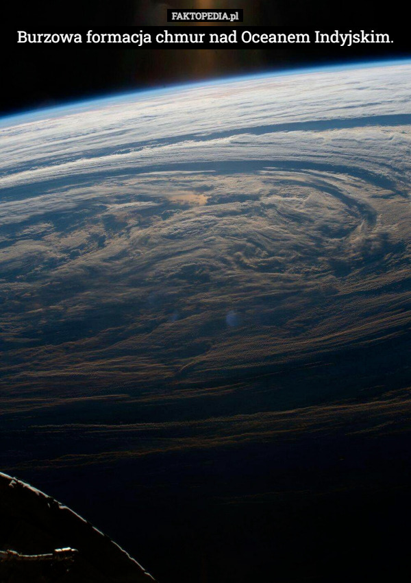 Burzowa formacja chmur nad Oceanem Indyjskim. 